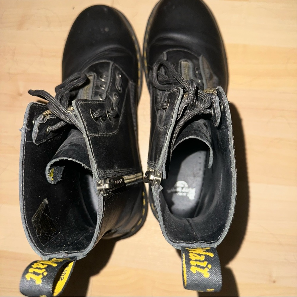 Dr. Martens Black Leather Men's Boots - Picture 5 of 6